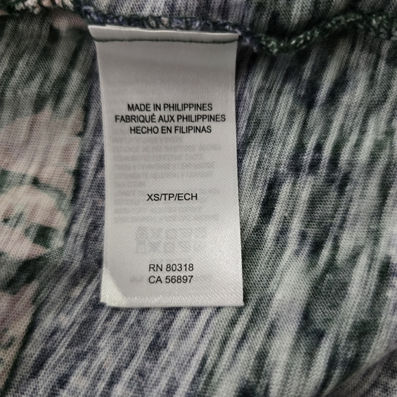 Relaxed Green and Pink 3/4 Sleeve‎ Tunic - Picture 13 of 14